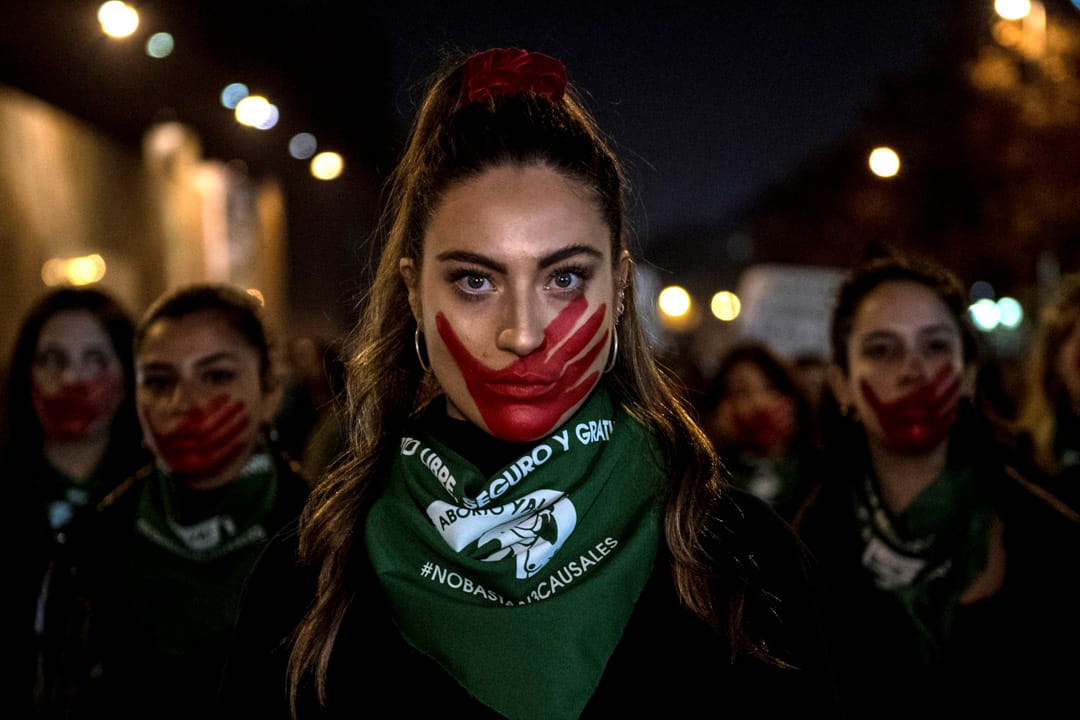 2019年7月25日，智利圣地亚哥，示威者游行支持女性自由堕胎的权利。新上任的右翼总统皮涅拉强烈反对对堕胎法案进一步改革，此前的法案允许女性在怀孕十二周内在妇女生命受到危险、胎儿无法存活及遭受强奸的情况下堕胎，除此之外堕胎被视为刑事犯罪。