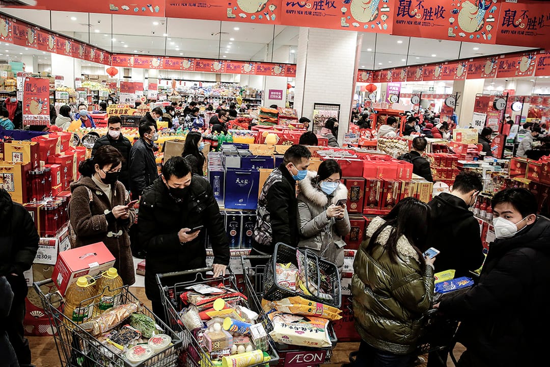 2020年1月23日武漢,居民戴口罩在超級市場購物。