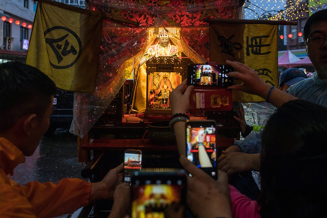 2019年12月30日，蔡英文在金包里慈护宫参拜妈祖，民众争相拍摄神像。