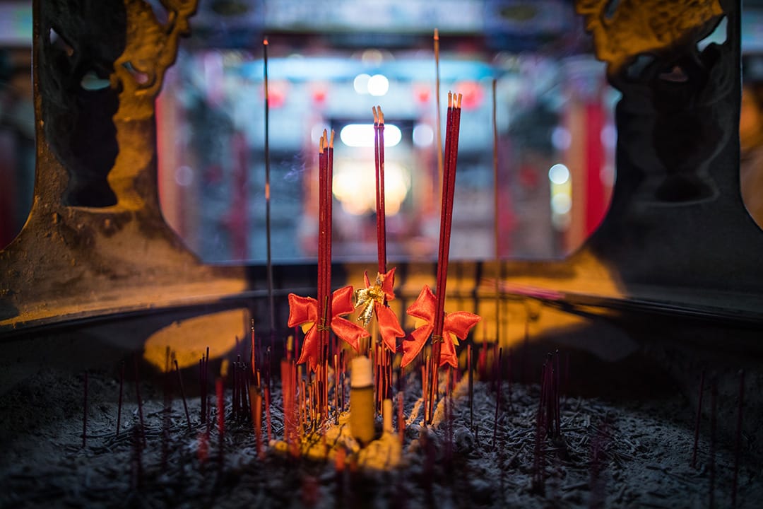 2019年12月22日，总统蔡英文在云林顺天宫参香拜票，有人为香烛繋上蝴蝶结。