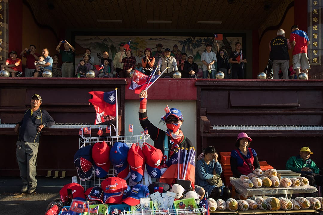 2019年11月5日，总统候选人韩国瑜于苗栗市玉清宫参拜，一名摊贩于庙前的造势活动期间摆卖。