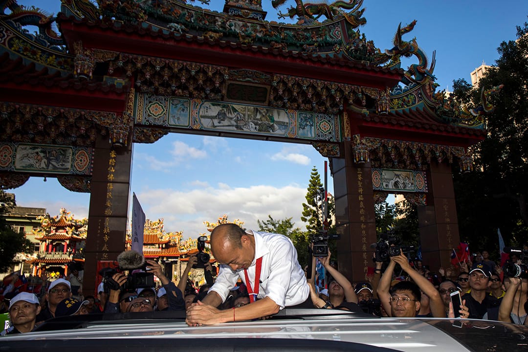 2019年11月1日，台湾平镇三崇宫，总统候选人韩国瑜参拜后被媒体包围下离开。
