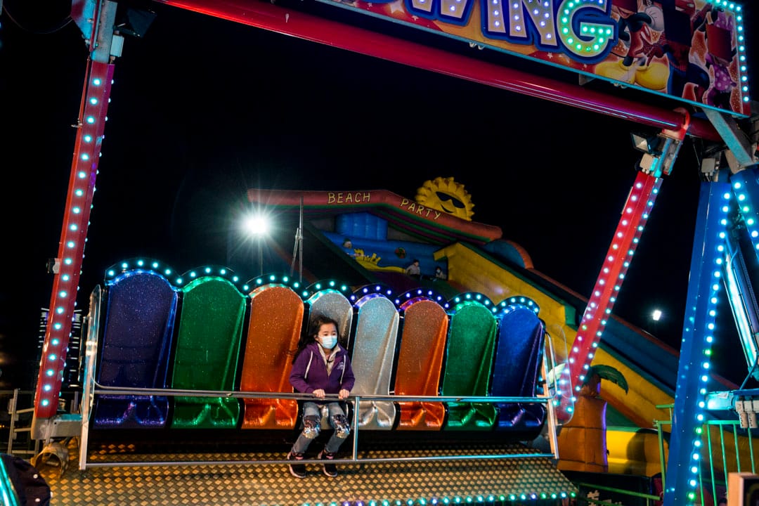 2020年1月28日，中環的AIA歐陸嘉年華，一名戴上口罩的小朋友玩機動遊戲。