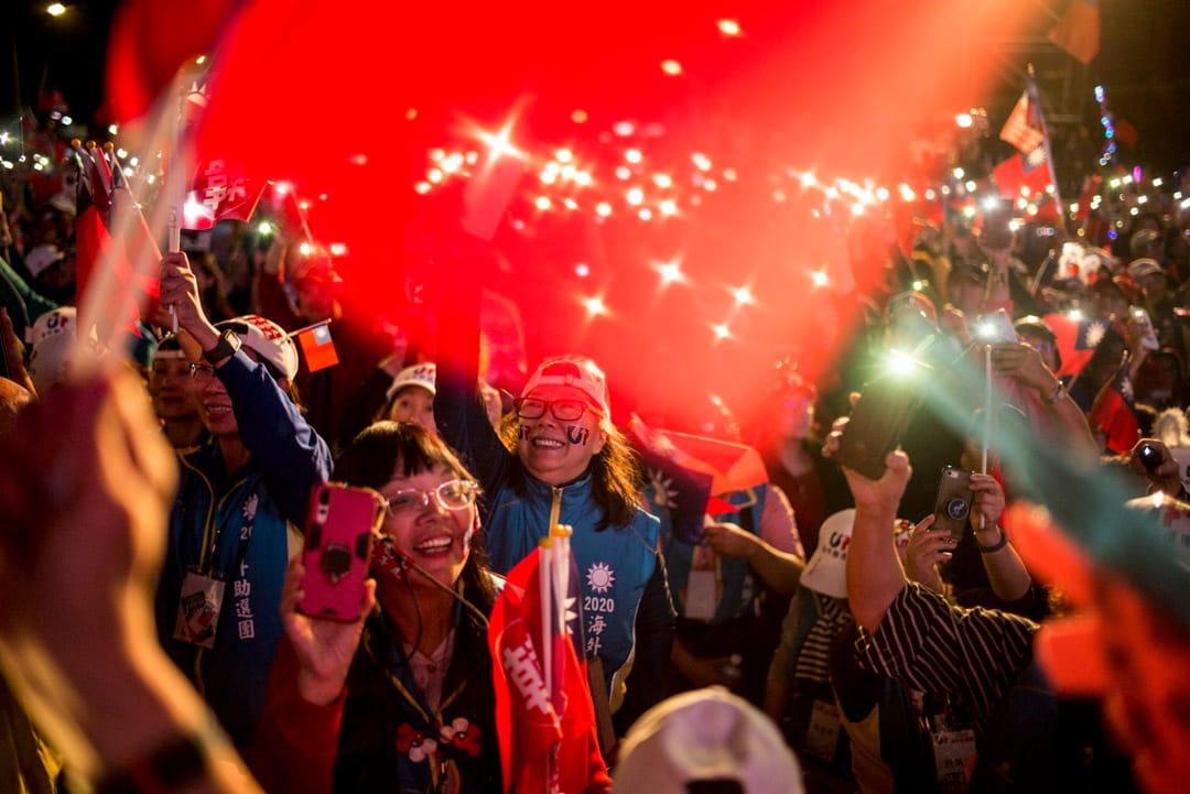 2020年1月9日，韩国瑜在凯道举办造势晚会，韩办宣布现场人数达一百万，参加者打开手机灯。