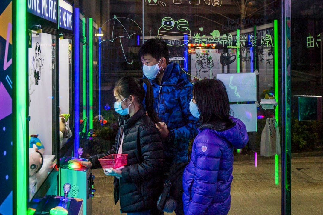 2020年1月28日，市民在馬鞍山的夾娃娃店夾娃娃。