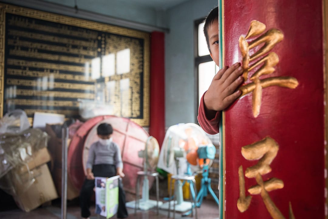 2019年12月22日，总统蔡英文在云林新兴宫参香拜票，小孩在旁观看。