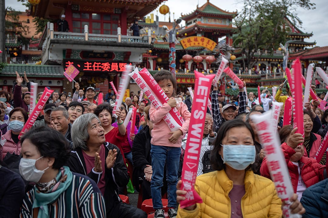 2019年12月28日，民进党花莲吉安乡胜安宫前广场举行造势活动，支持者在宫庙前观赏台上表演。