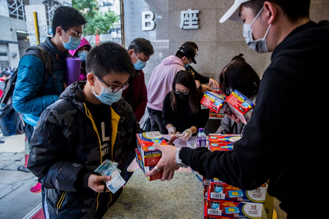2020年2月5日,市民於九龍灣排隊輪候購買口罩。