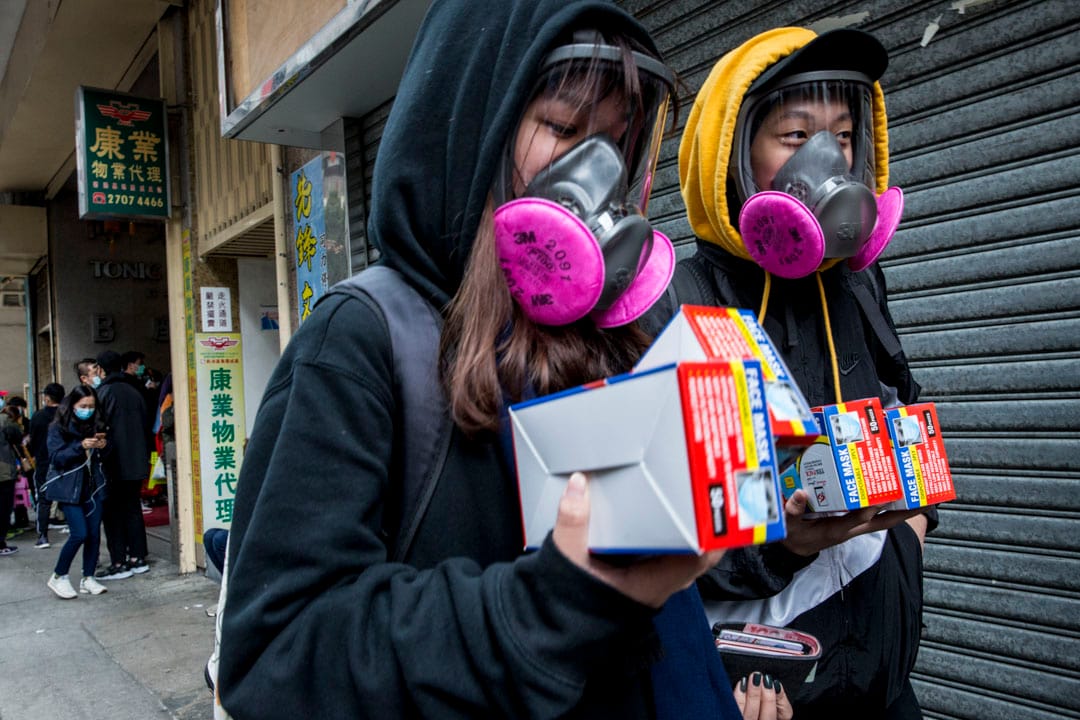 2020年2月5日，農曆新年過後疫情急至，可阻隔飛沫的醫用口罩在各地嚴重短缺。一家香港外貿公司在臉書上發布將出售超過一萬盒口罩，並於稍後開始派籌。消息一出立即瘋傳，香港九龍灣一幢工業大廈旁，上萬名戴著口罩的市民排起了長龍﹐有戴上防毒面罩的年輕人成功購買。