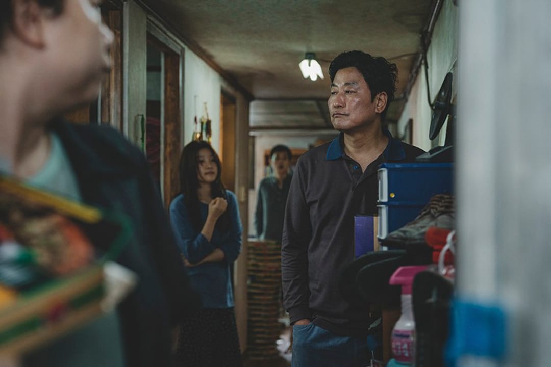 《上流寄生族》电影剧照 。 