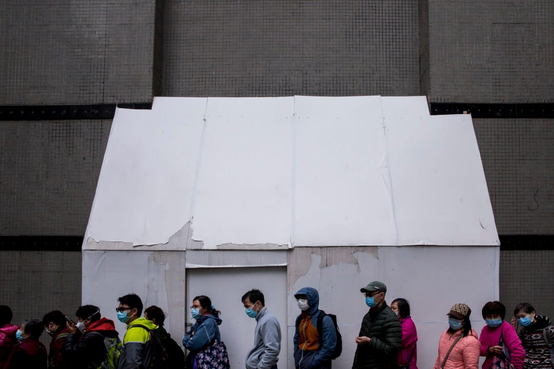 2020年2月5日,有不少市民於九龍灣排隊輪候購買口罩,人龍圍繞整個九龍灣工業區。