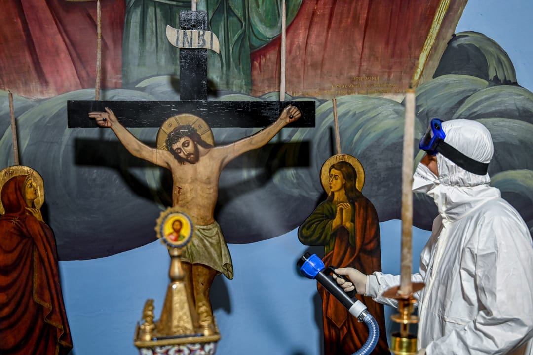 2020年3月15日,土耳其伊斯坦堡,工作人員正在替一家教會消毒。