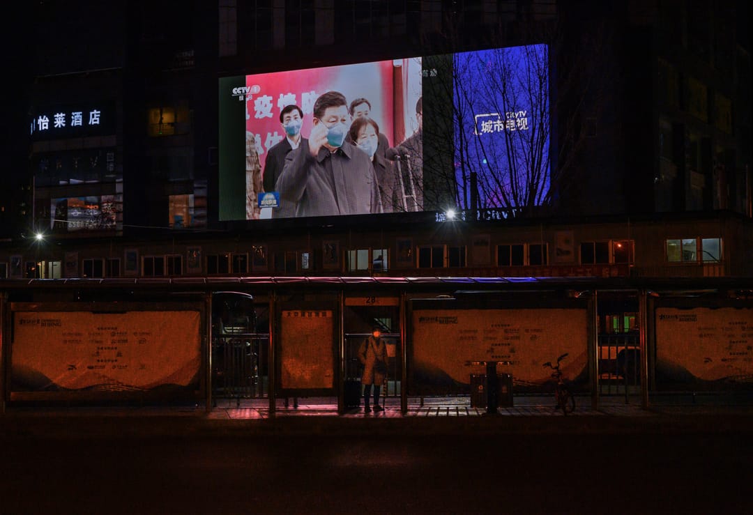 2020年中國北京,車站上的大螢幕播放著習近平有關疫情的講話片段。