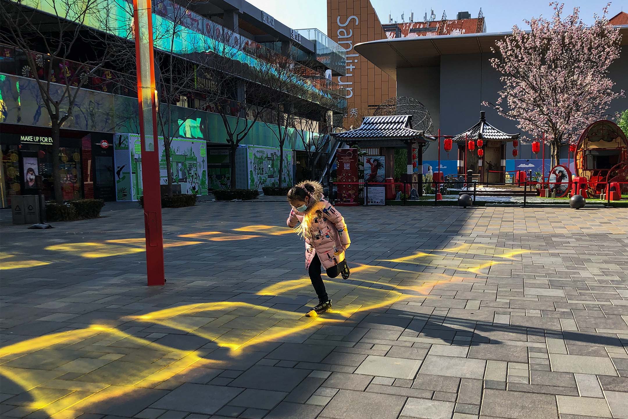 2020年2月17日北京,戴著口罩的女孩在商场玩耍。