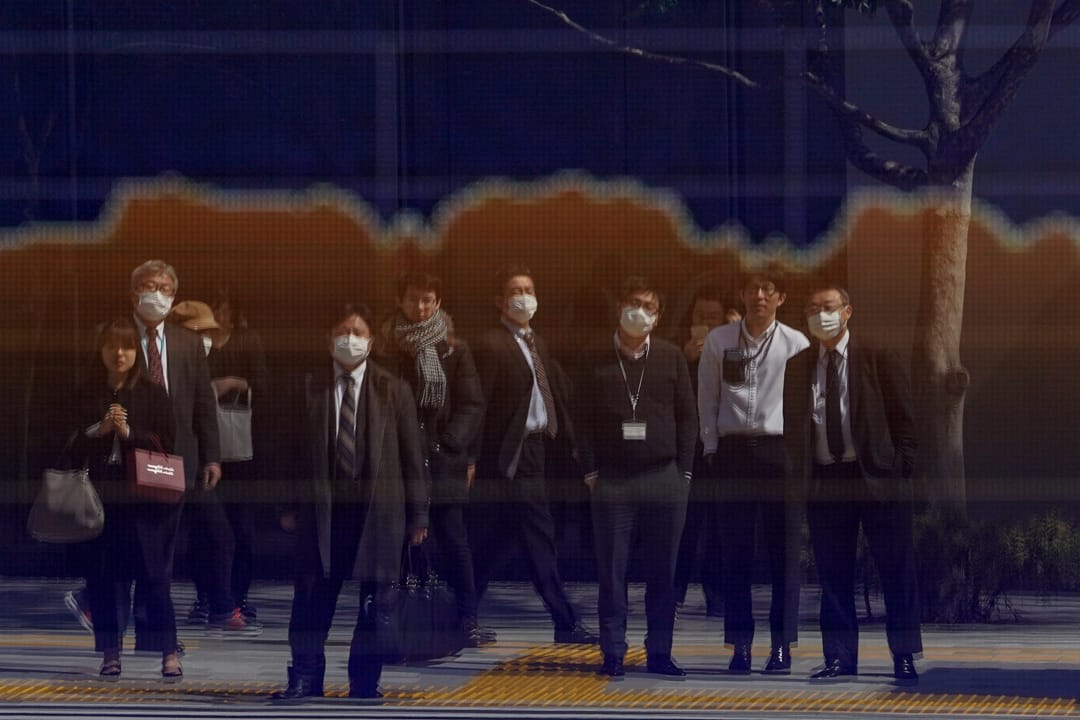 2020年3月13日,日本東京街上的行人戴著口罩。