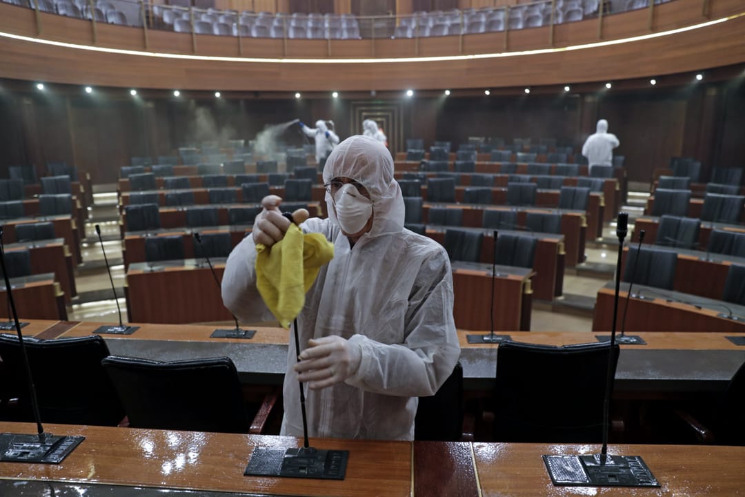 2020年3月10日,黎巴嫩國會會議廳正在進行消毒。