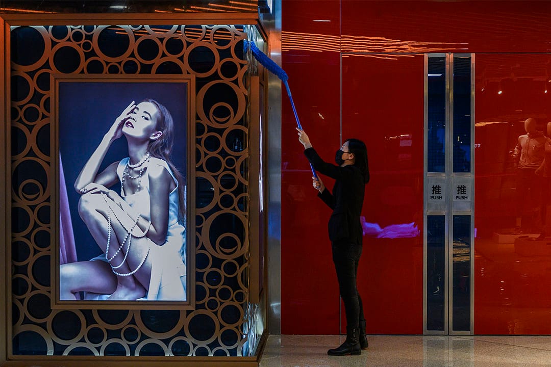 在2020年2月22日中国北京,一个无顾客的商城内。