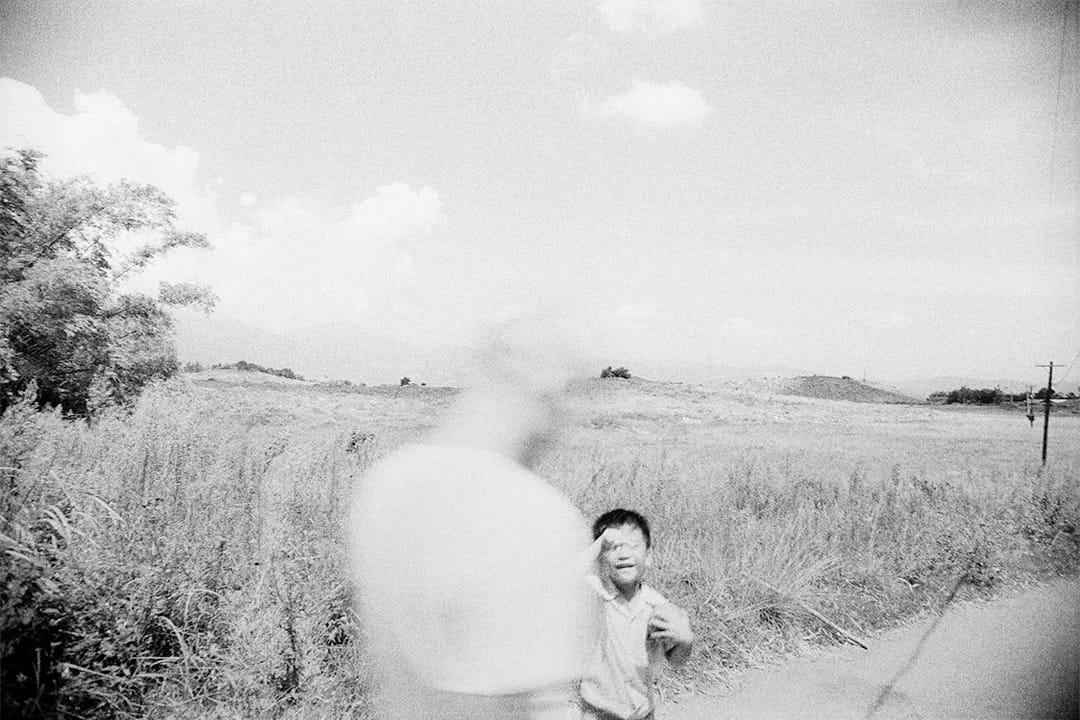 小孩與殘影，觀音山 (1973-1974) 。