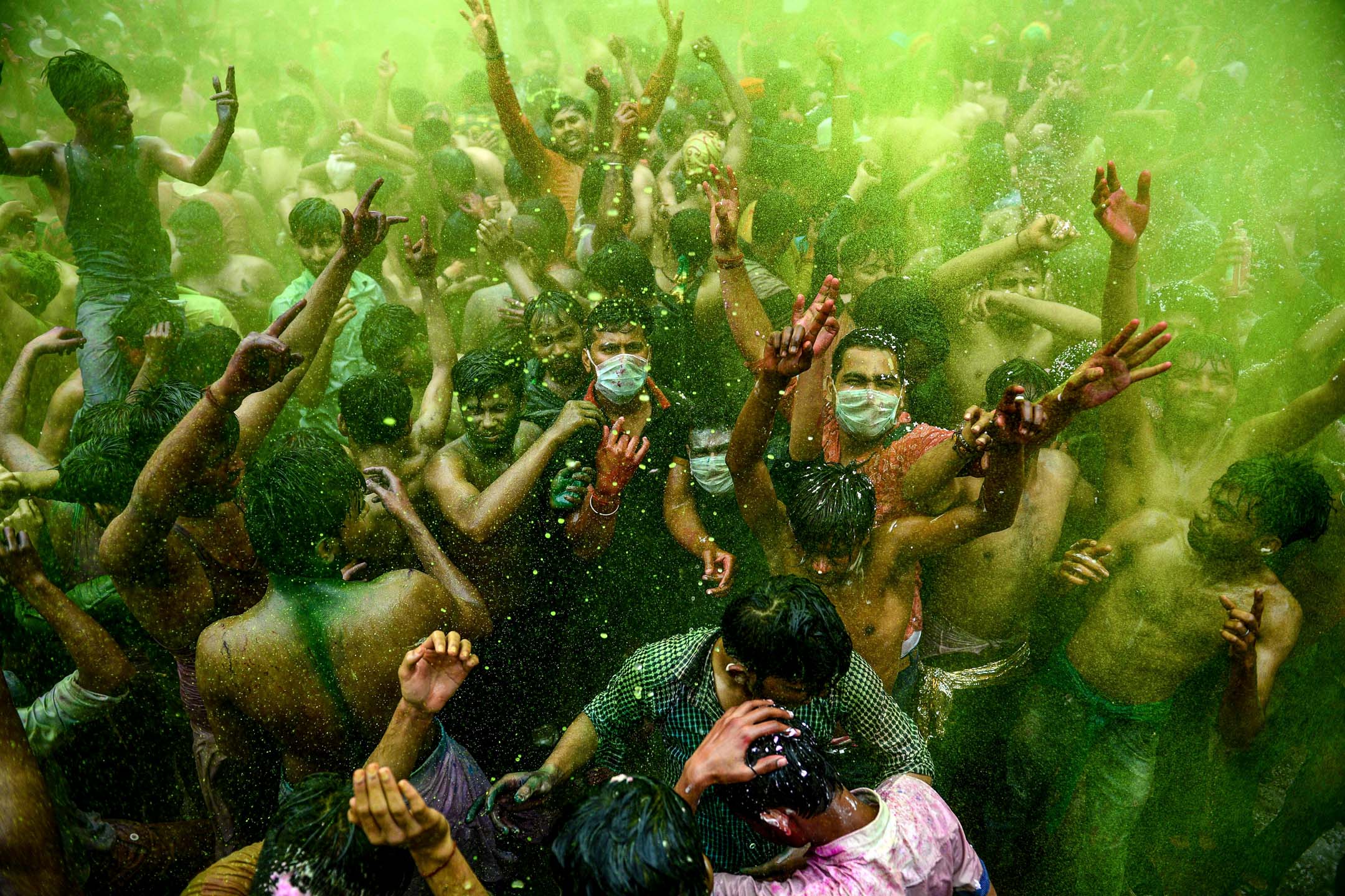 2020年3月10日,印度人正在安拉阿巴德慶祝侯麗節,當中有人戴著口罩。