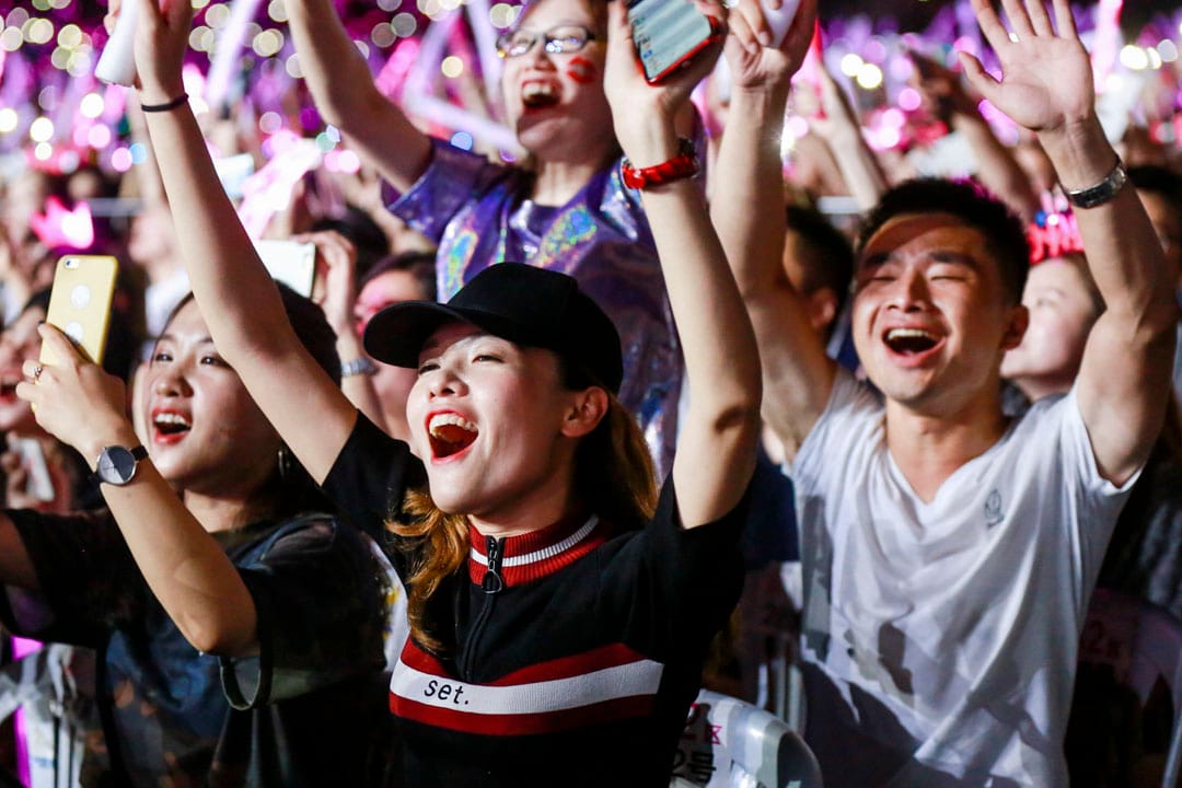 一個音樂會上，熱情歌迷為偶像吶喊。