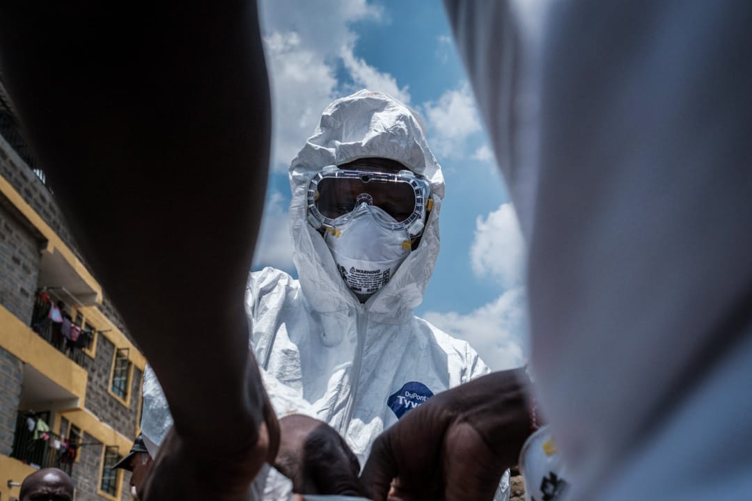 2020年3月14日,肯亞內羅比附近的一個小鎮發現該國第一名確診者,穿著保護衣的工作人員到場消毒。
