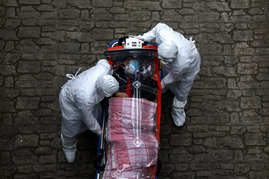 2020年3月9日,南韓首爾的醫護人員正在將一名冠狀病毒確診者送院。