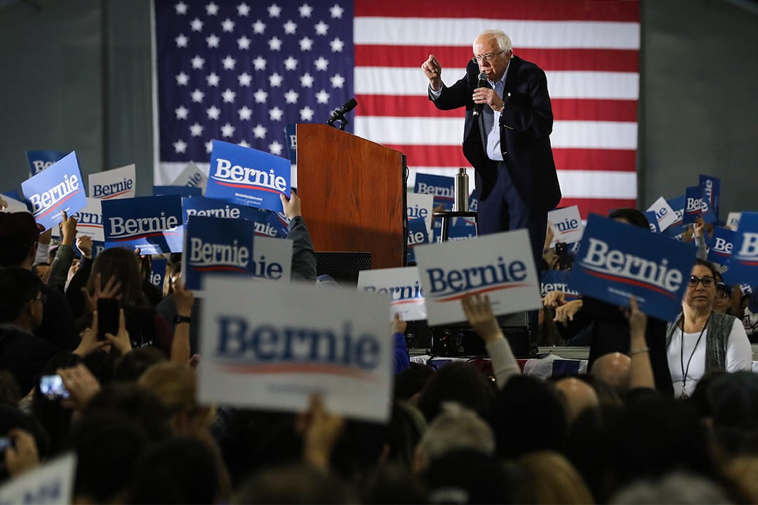 2020年3月1日加利福尼亞州，民主黨總統候選人桑德斯在競選集會期間向支持者講話。