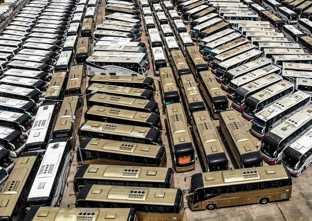 2020年3月8日,因疫情而旅客銳減,曼谷蘇凡納布機場停滿了旅遊巴士。