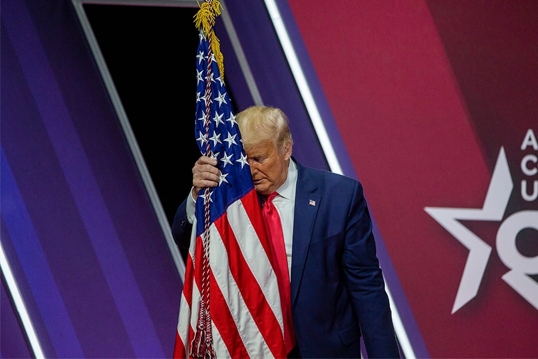2020年2月29日馬里蘭州，於CPAC會議特朗普總統將頭放在美國國旗上。