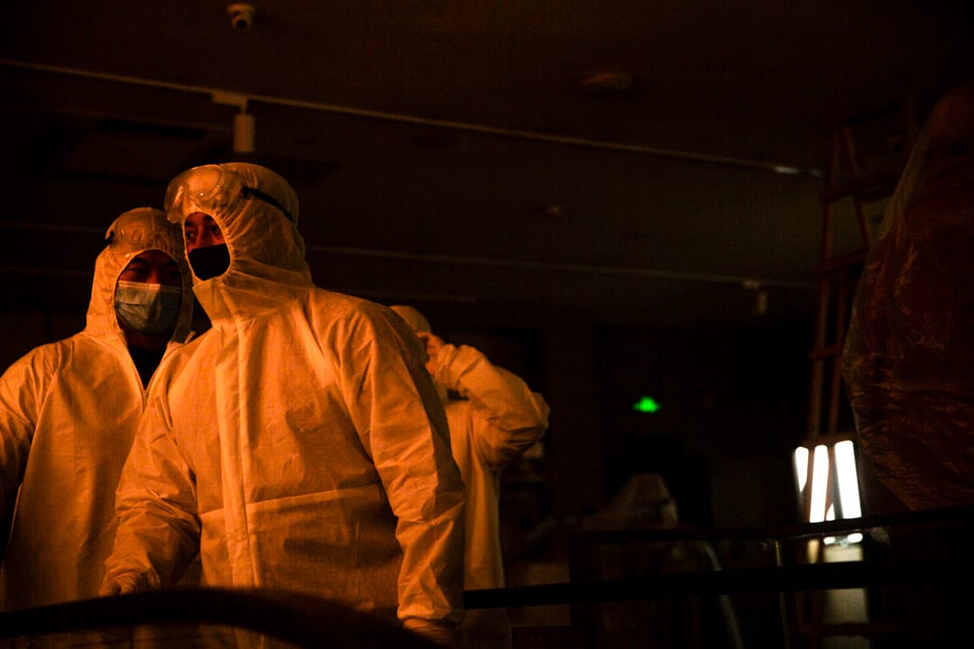 武漢武昌區，漢街商業區內一家服裝店在進行開業前消毒。