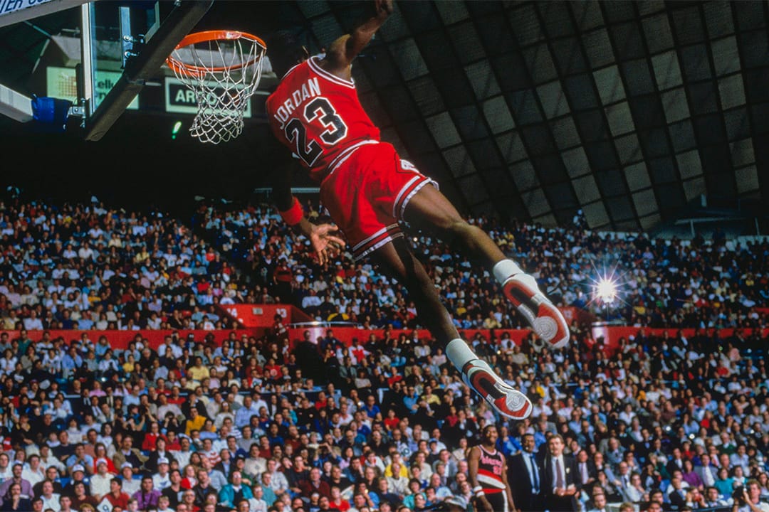 在對陣波特蘭拓荒者的比賽中，芝加哥公牛隊的前鋒喬丹（Michael Jordan）在灌籃。 