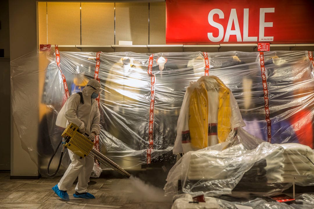 武漢武昌區，漢街商業區內一家服裝店在進行開業前消毒。 