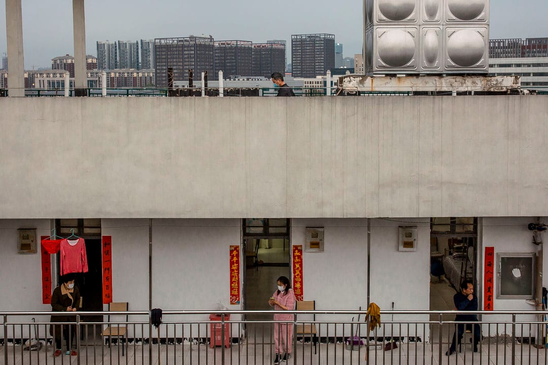 武漢軟件工程職業學院作為康復隔離點，康復病人在走廊聊天。 