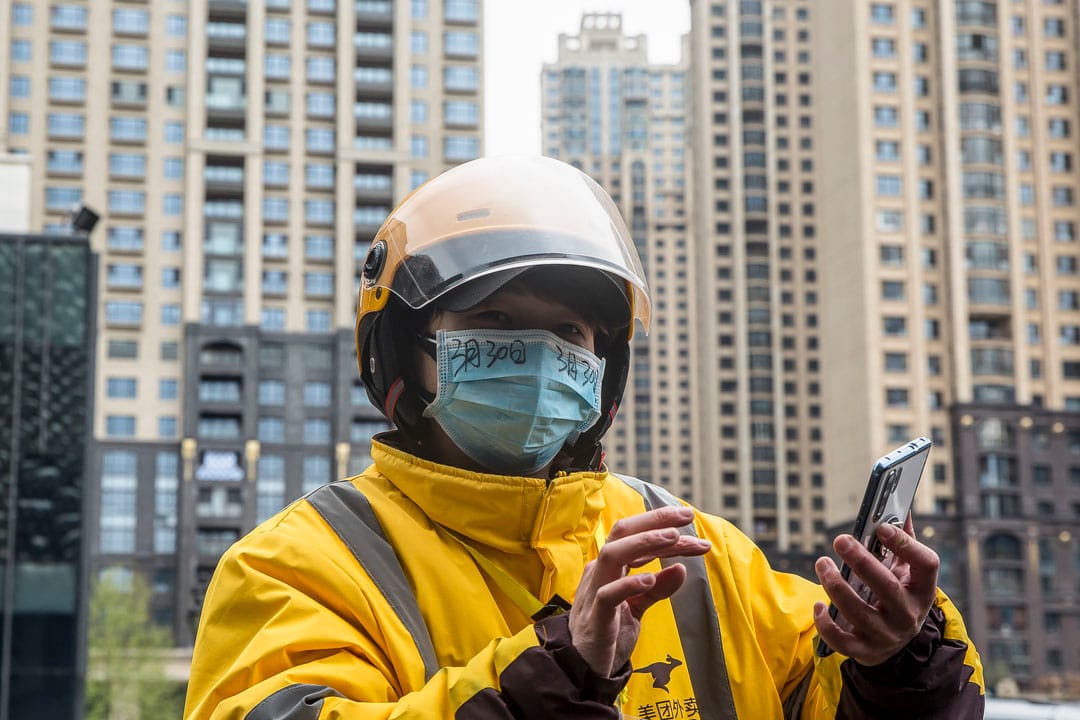 武漢武昌區，送餐員在口罩上寫著當天日期。