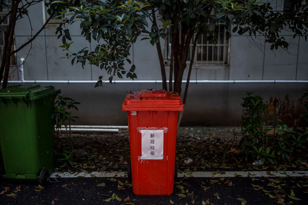 武漢康復隔離點內的垃圾桶。