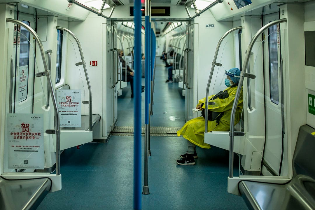 武漢市地鐵恢復運營第一日，市⺠穿著防護裝備乘坐地鐵出行。 