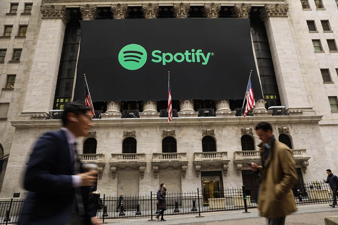 2018年4月3日紐約，Spotify的橫幅從紐約證券交易所掛起。