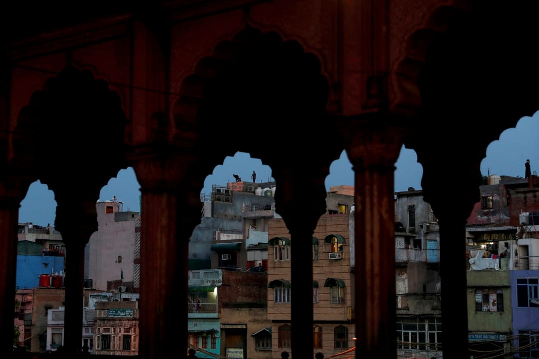 2020年4月24日,印度的斋月前夕,穆斯林男子站在屋顶上。