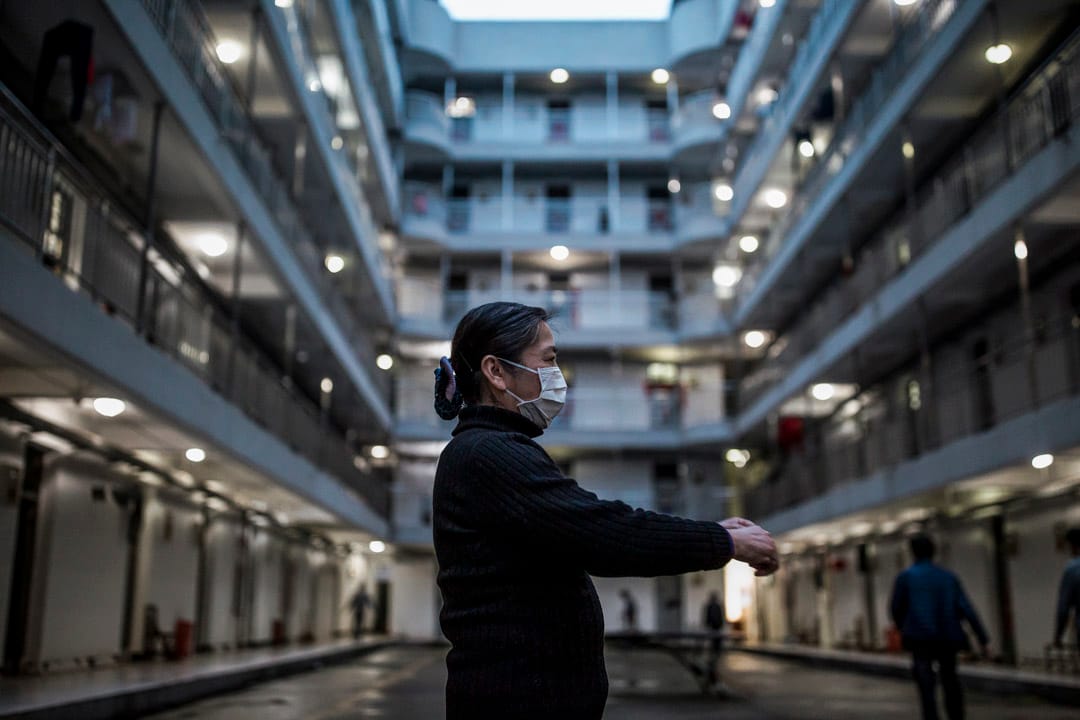 武漢軟件工程職業學院作為康復隔離點，康復病人在晚飯後散步。