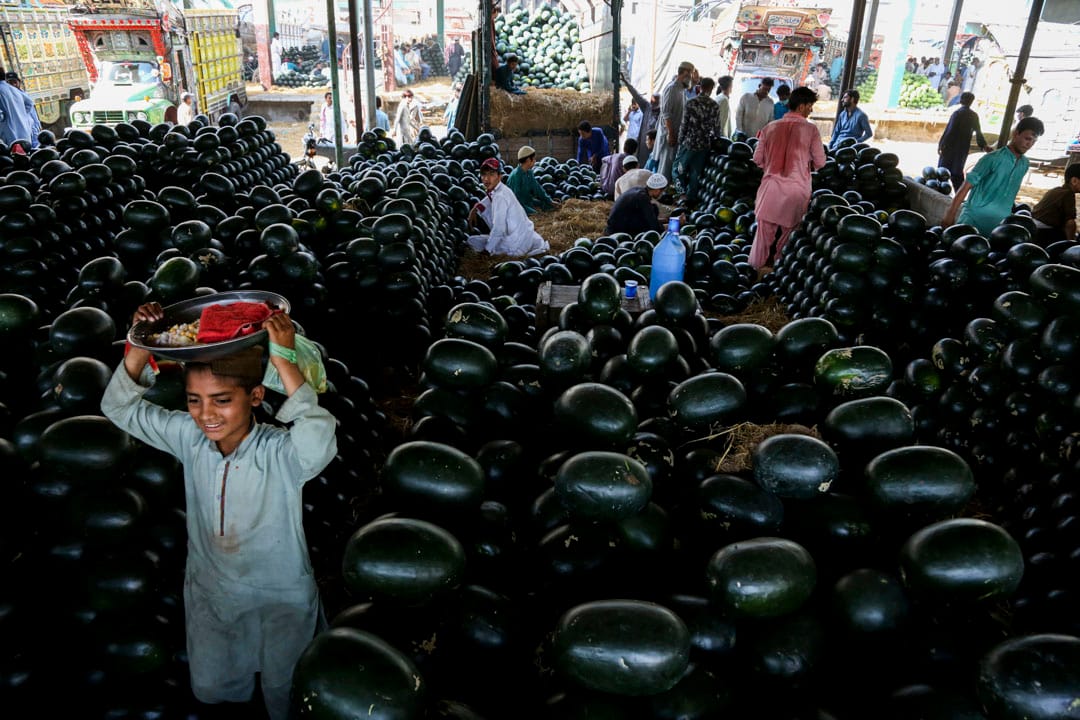 2020年4月23日,巴基斯坦卡拉奇,政府为遏制2019冠状病毒传播而在全国实施封锁期间,人们在斋戒月前购买西瓜。