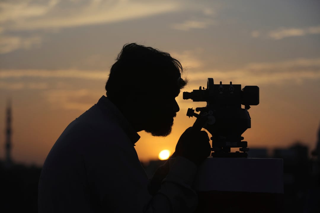 2020年4月23日,一名官员用望远镜寻找新月,这是穆斯林斋戒月开始的信号。