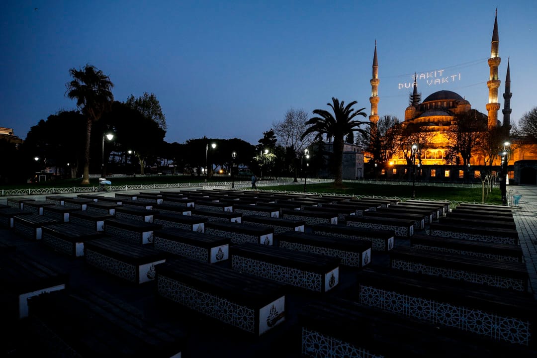 2020年4月24日,土耳其伊斯坦布尔,在历史悠久的苏丹艾哈迈德清真寺(又名蓝色清真寺)的斋戒月。