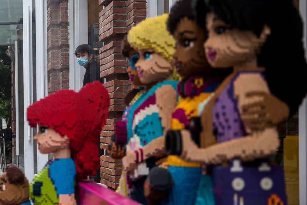 武漢武昌區，漢街，市⺠戴口罩逛街。