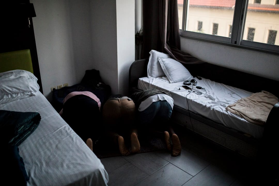 2020年4月24日,法国马赛,穆斯林在封闭的房间里,于斋戒月的第一天一起祈祷。