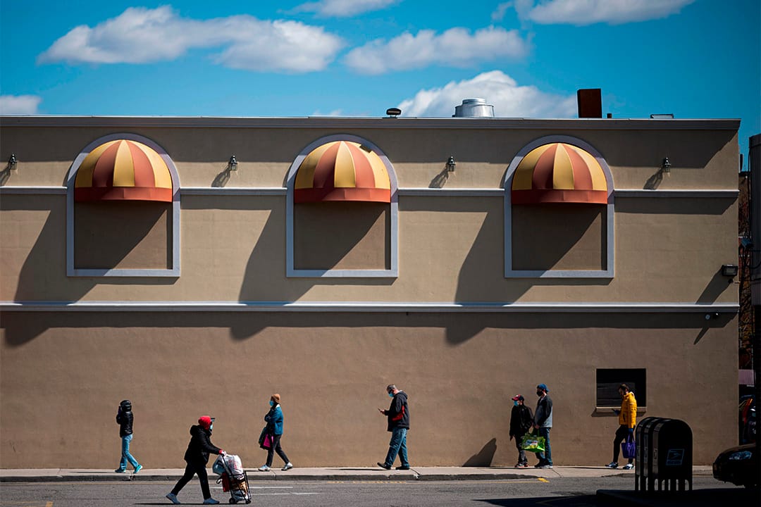 2020年4月11日,市民在纽约市的超市前排队时,他们保持社交距离。