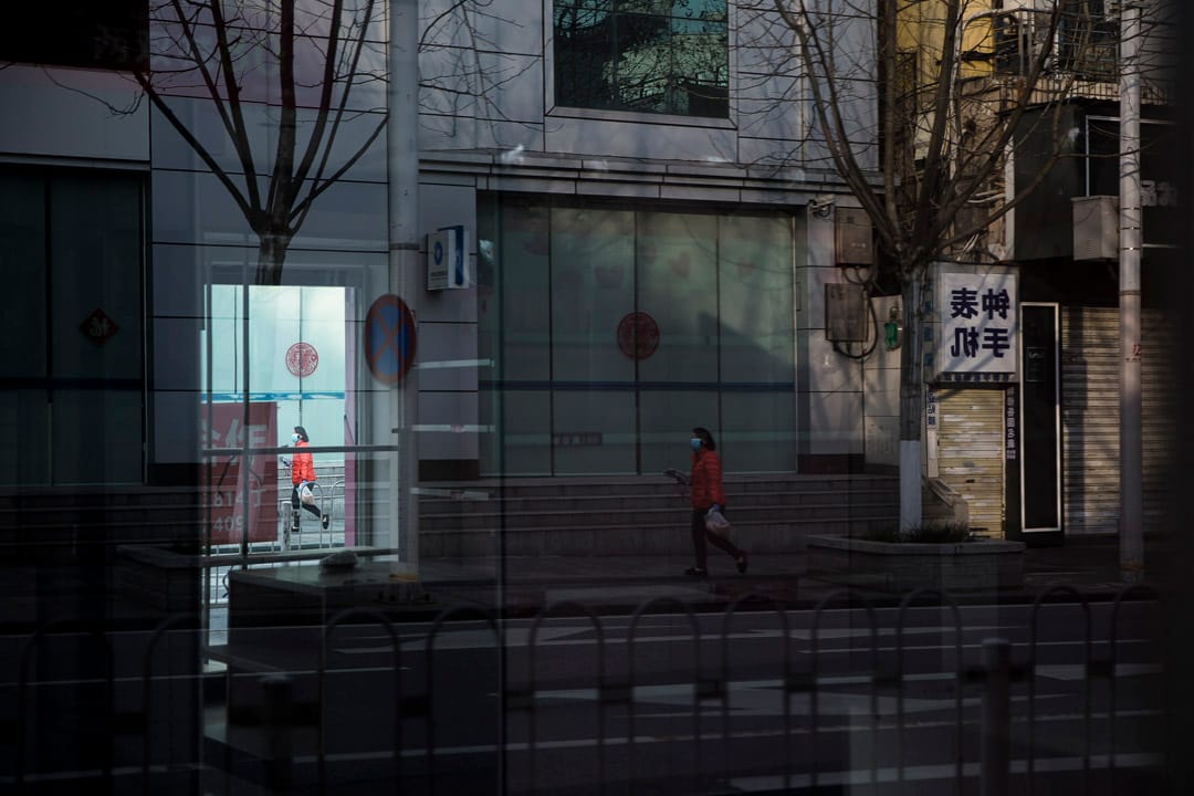 武漢曇華林社區，街上的行人。