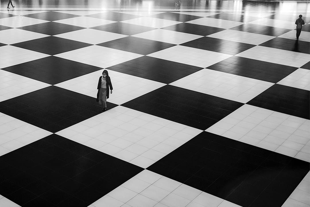 2020年3月5日台北車站，一名女子戴上口罩走過，自2月29日起台北車站大廳禁止租借及席地而坐。