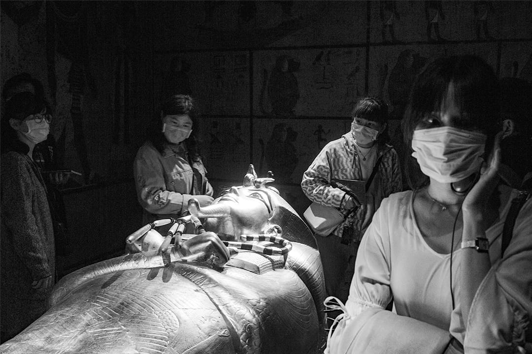 2020年4月4日清明節連假，台北中正紀念堂舉行「圖坦卡門—法老王的黃金寶藏特展」，觀眾在室內參觀並保持1.5米的社交距離。
