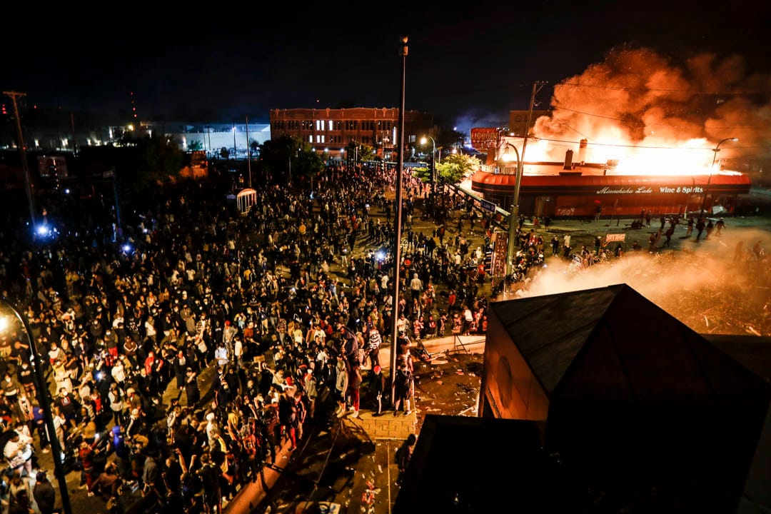 2020年5月28日美国明尼苏达州阿波利斯市，示威者在焚烧中的警署外聚集。