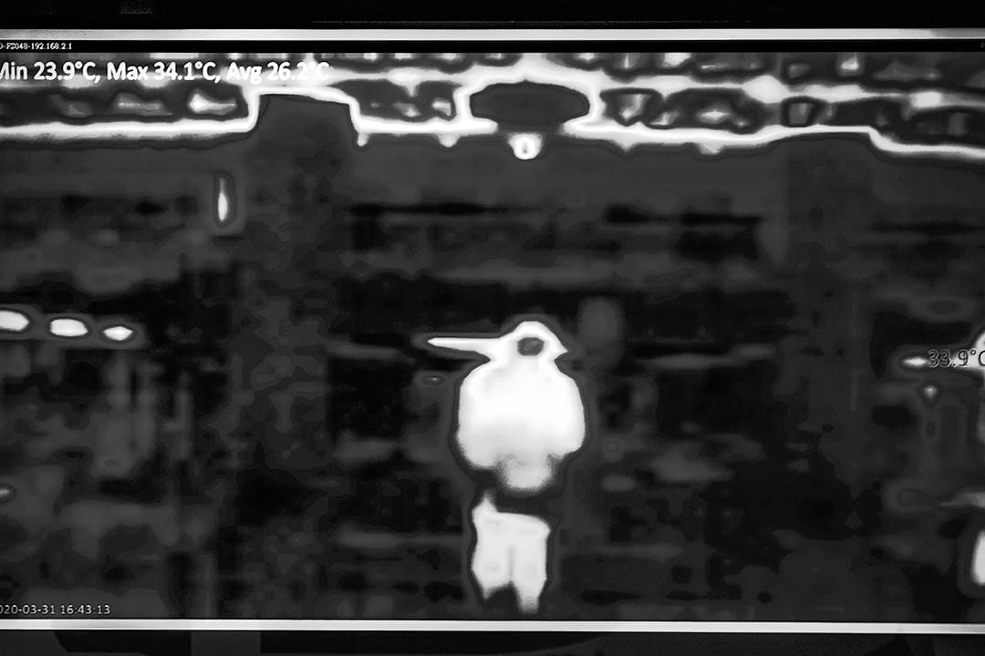 2020年3月31日桃園國際機場，為加強邊境防疫，在出境大堂有一架體温探測設備，螢幕上顯示人的體溫。